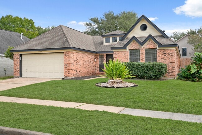1127 St John Dr in Pearland, TX - Building Photo - Building Photo