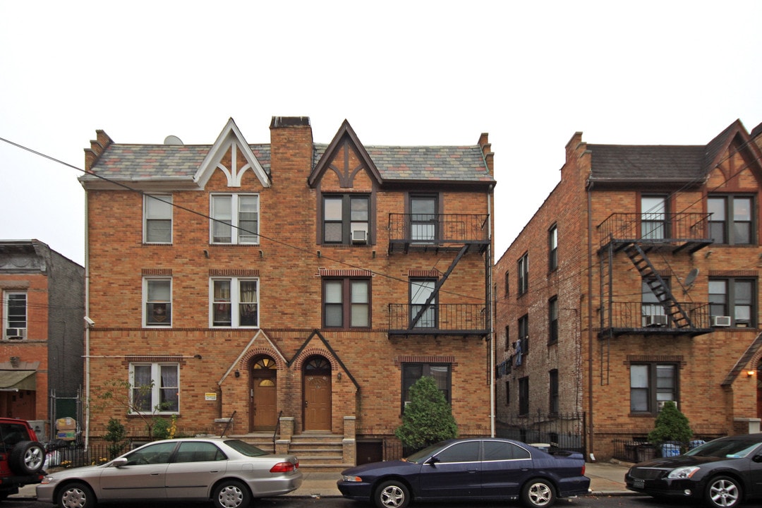 87-18 87th St in Jamaica, NY - Building Photo