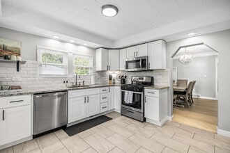 14924 E 10 Mile Rd in Warren, MI - Foto de edificio - Building Photo