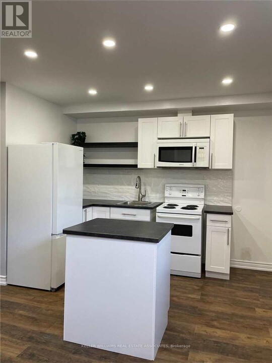 233-233 Lakeshore Rd E in Mississauga, ON - Building Photo