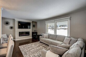 21810 Locksley Ln in Brookfield, WI - Foto de edificio - Building Photo