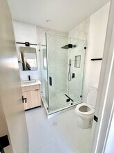 6406 Riverton Ave in Los Angeles, CA - Foto de edificio - Building Photo