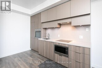 8 Eglinton Ave E in Toronto, ON - Building Photo - Building Photo