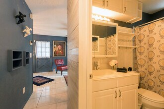 1022 8th St N, Unit Cottage in St. Petersburg, FL - Building Photo - Building Photo