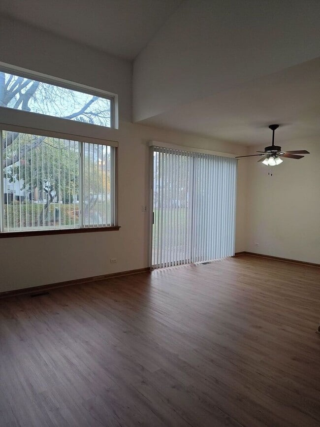 283 Camel Bend Ct in Schaumburg, IL - Building Photo - Building Photo