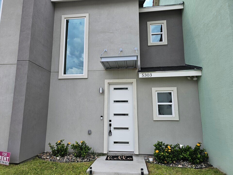 5303 N Crown Pt in Pharr, TX - Building Photo