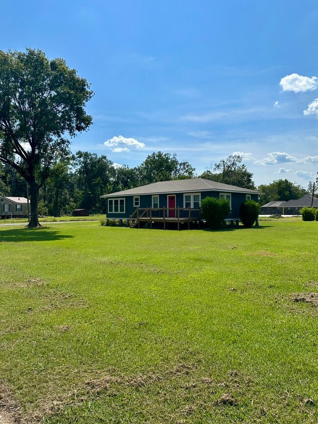 12149 J C Rd in Saint Amant, LA - Building Photo - Building Photo