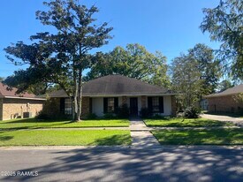 2437 Bernwood Dr in Baton Rouge, LA - Building Photo