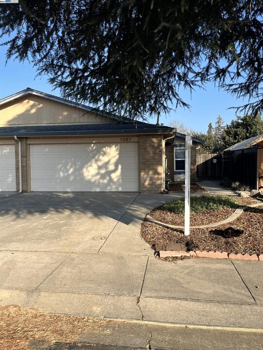 1087 Aspen Dr in Manteca, CA - Building Photo