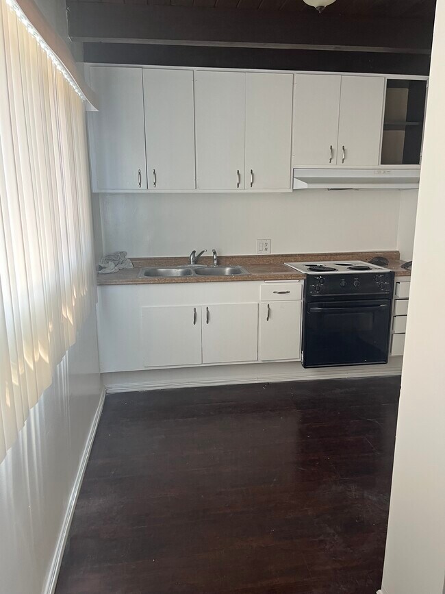 12940 Burbank Blvd in Van Nuys, CA - Building Photo - Building Photo