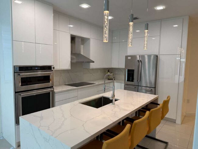 10296 NW 88th St in Doral, FL - Foto de edificio - Building Photo