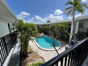 465 S Royal Poinciana Blvd, Unit 1B in Miami Springs, FL - Foto de edificio - Building Photo