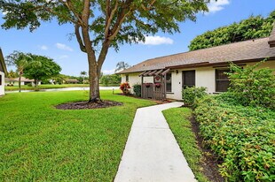 73 Vía De Casas Norte in Boynton Beach, FL - Building Photo
