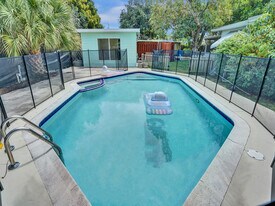 2442 Garfield St in Hollywood, FL - Building Photo