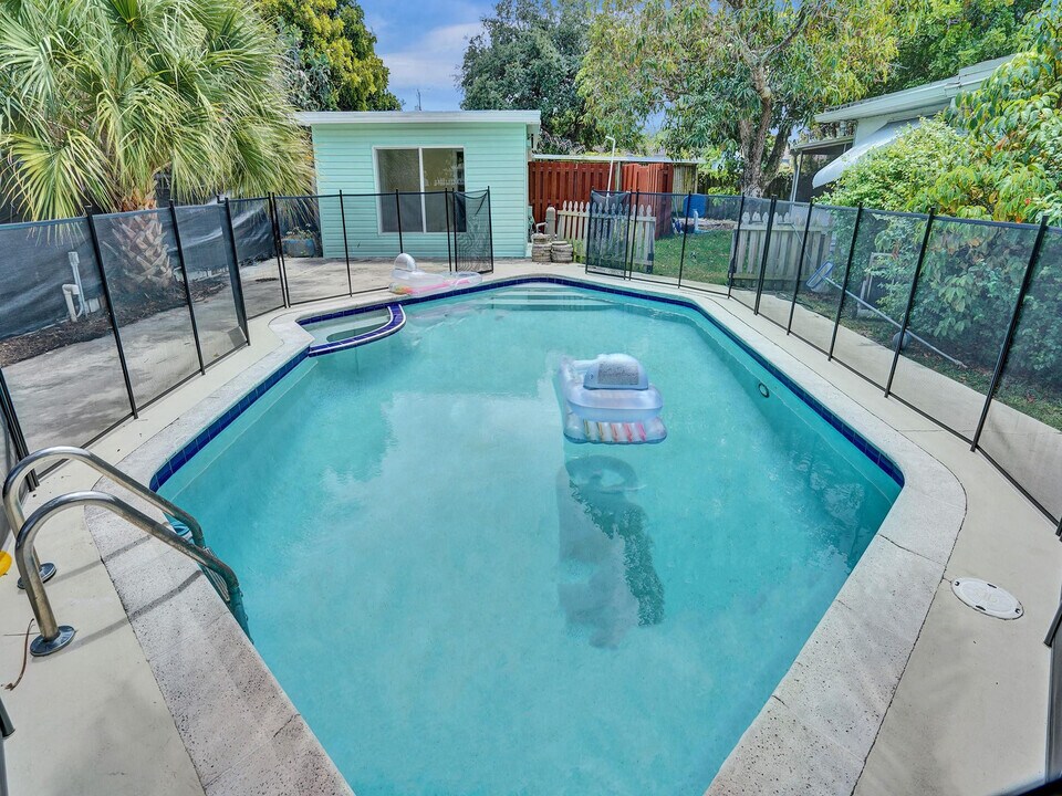 2442 Garfield St in Hollywood, FL - Building Photo