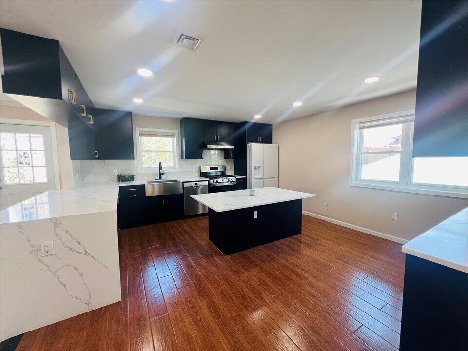 200-03 46th Ave-Unit -2nd Floor in Queens, NY - Building Photo