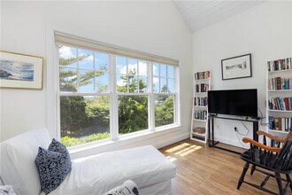 21 Ocean Heights Rd in Newport, RI - Building Photo - Building Photo