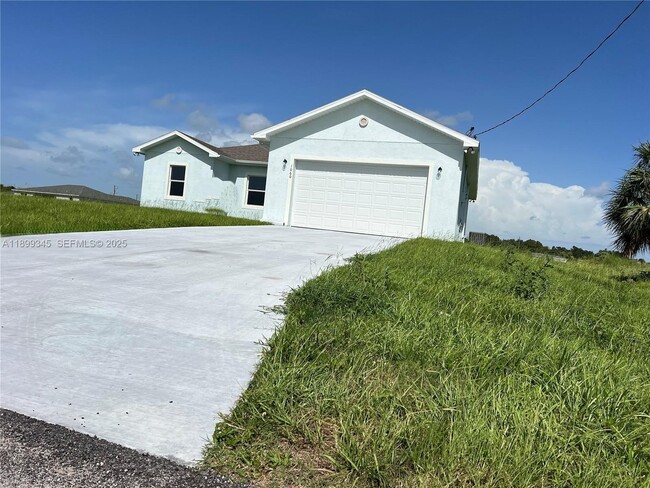 1060 Capri Cir in La Belle, FL - Building Photo - Building Photo