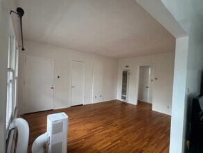 873 N Hoover St, Unit 873 1-2 in Los Angeles, CA - Foto de edificio - Building Photo