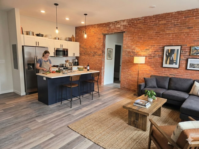 36 Pleasant St, Unit 2B in Claremont, NH - Building Photo - Building Photo