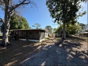 8135 Tolles Dr in North Fort Myers, FL - Building Photo - Building Photo