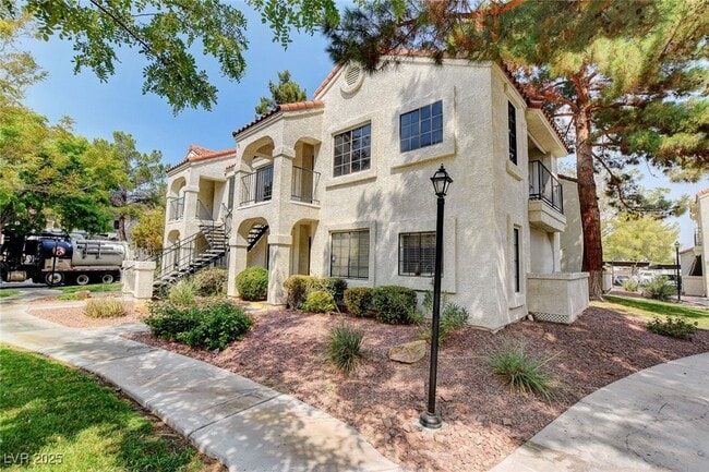 4700 Nara Vista Way in Las Vegas, NV - Building Photo - Building Photo