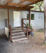 128 Park Dr in Bastrop, TX - Foto de edificio - Building Photo