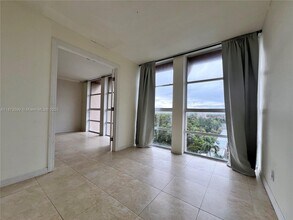 2101 Atlantic Shores Blvd in Hallandale Beach, FL - Building Photo - Building Photo