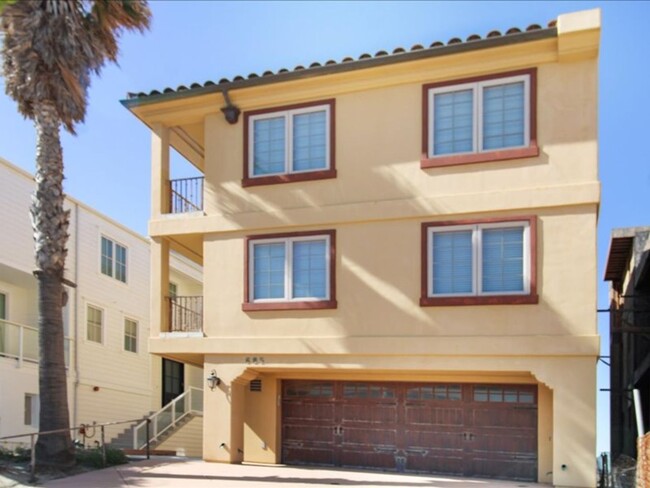 685 Mandalay Beach Rd in Oxnard, CA - Building Photo - Building Photo