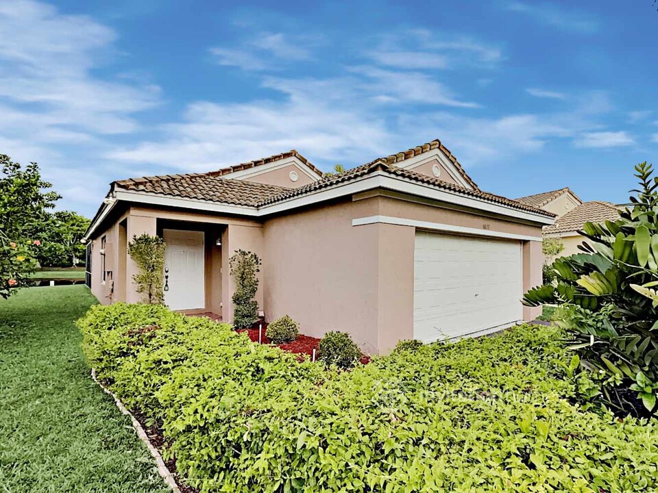 1677 Salerno Cir in Weston, FL - Building Photo