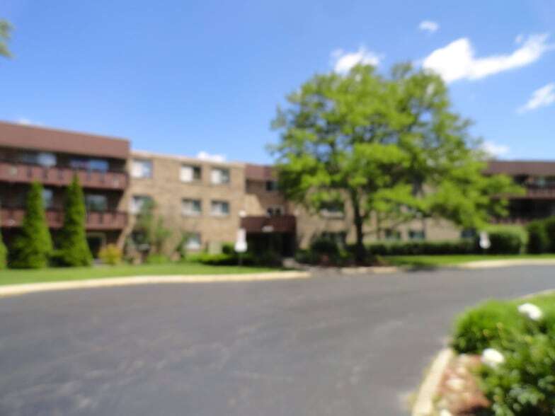 2650 Brookwood Way Dr, Unit 314 in Rolling Meadows, IL - Building Photo