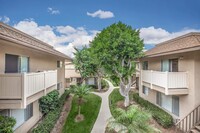 The Monrovia Apartment Homes in Costa Mesa, CA - Foto de edificio - Building Photo