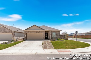 5903 Geronimo Vis in Seguin, TX - Foto de edificio - Building Photo