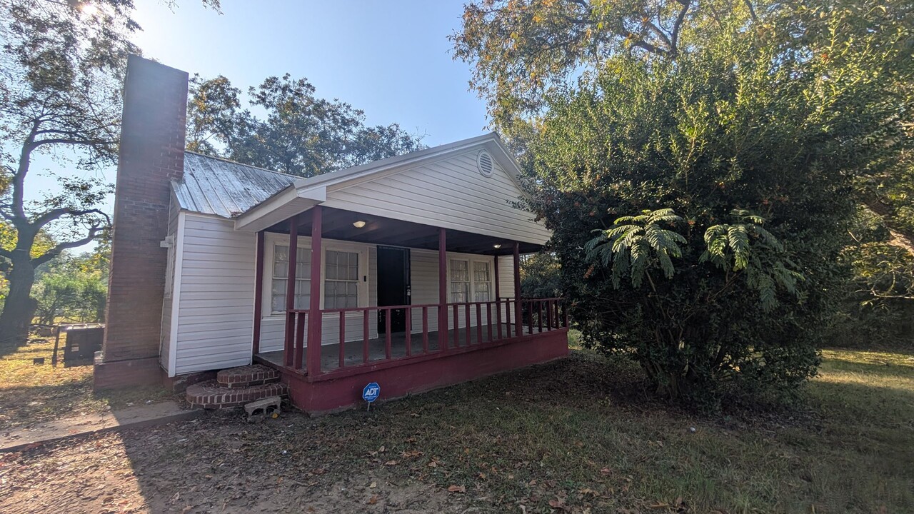 900 Eastern Valley Rd in Bessemer, AL - Building Photo