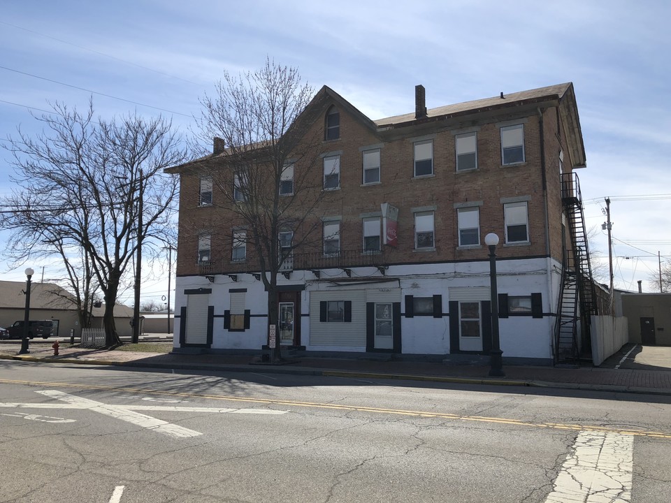 137 S Main St in London, OH - Building Photo