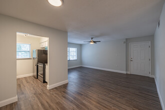 3232 On Fruitville in Sarasota, FL - Building Photo - Interior Photo