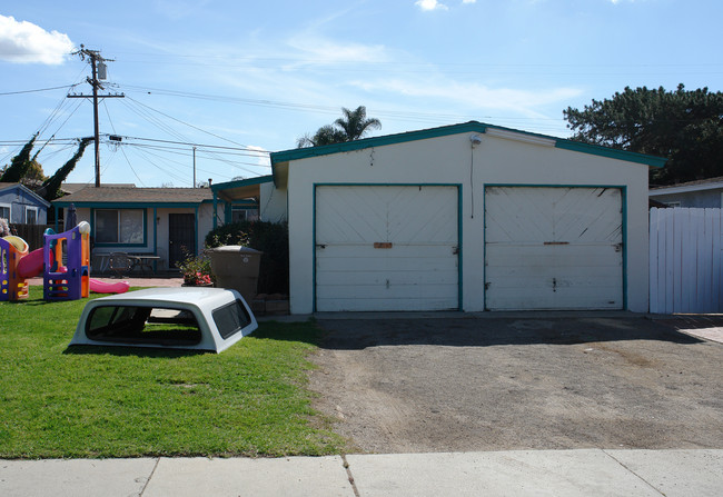 64-66 Raemere St in Camarillo, CA - Foto de edificio - Building Photo