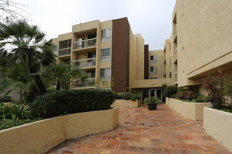 Bakman Towers in North Hollywood, CA - Building Photo - Building Photo