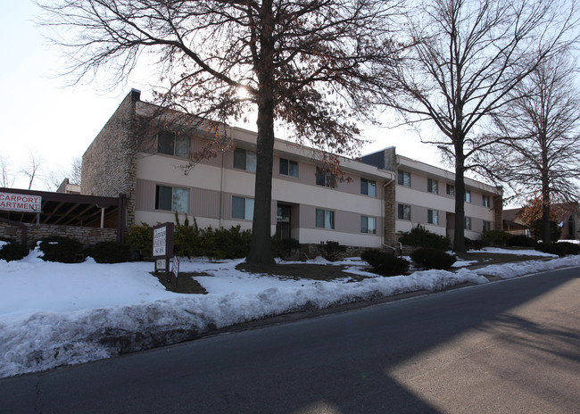 Glenview Apartments in Overland Park, KS - Foto de edificio - Building Photo