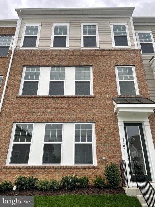 43003 Cattail Marsh Pl in Leesburg, VA - Building Photo