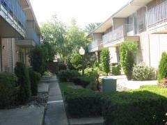Courts of the Fountains in Des Plaines, IL - Building Photo - Building Photo