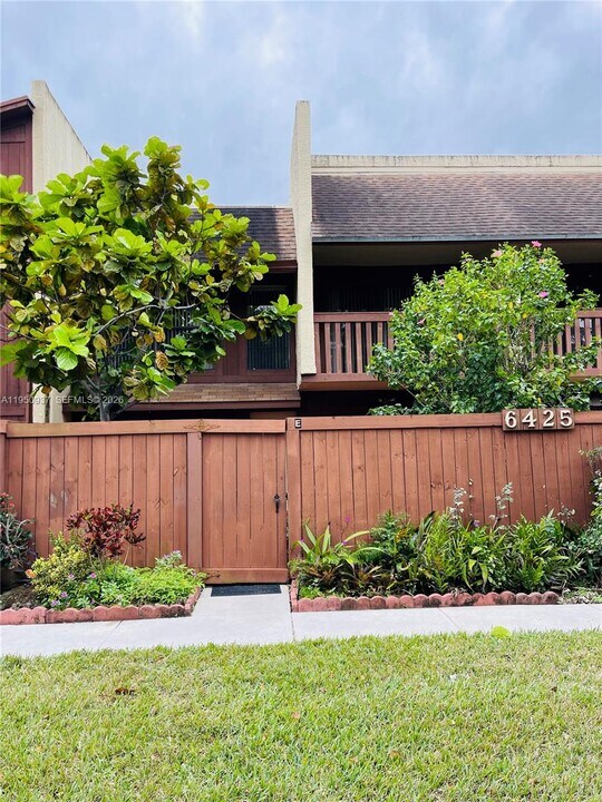 6425 SW 116th Pl in Miami, FL - Building Photo