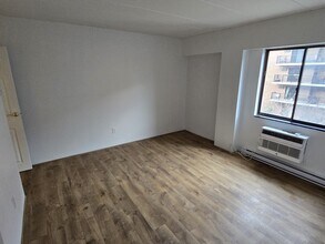 125 Pleasant St, Unit 304 in Brookline, MA - Foto de edificio - Building Photo