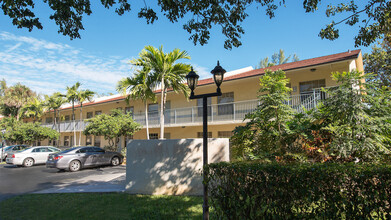 8th Fairway in Deerfield Beach, FL - Building Photo - Building Photo