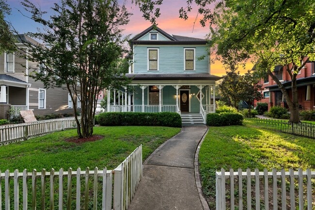 property at 1007 Heights Blvd