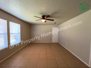 1452 Gentle Rain Dr in Lancaster, TX - Foto de edificio - Building Photo
