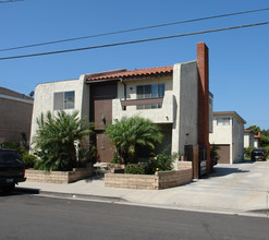 16711 Dolores Ln in Huntington Beach, CA - Foto de edificio - Building Photo