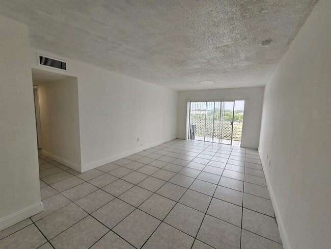 3710 NW 21st St, Unit 401 in Lauderdale Lakes, FL - Building Photo - Building Photo