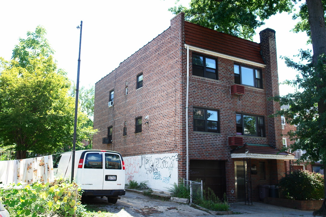 14750 Barclay Ave in Flushing, NY - Building Photo