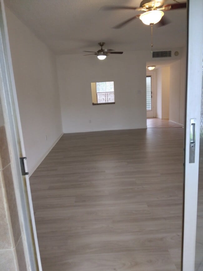 5801 NW 62nd Ave, Unit $1450/month 1stFloor cnr in Tamarac, FL - Building Photo - Building Photo